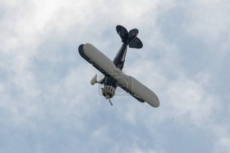 Foto de Speck-Fehraltorf, Zurich, Suiza, 1 de julio de 2023 N-150EK Waco Typ YMF-5 acrobático avión de dos pisos está realizando durante una exhibición aérea - Imagen libre de derechos