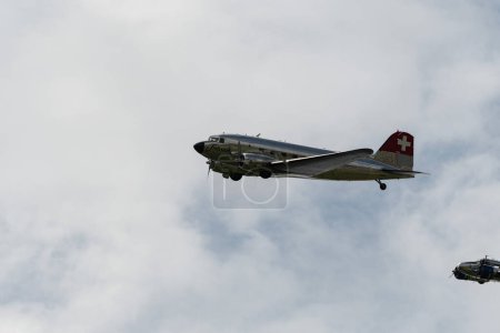 Téléchargez les photos : Speck-Fehraltorf, Zurich, Suisse, 1 juillet 2023 N-431HM Bouglas DC-3C historic old aircraft performance during an air show - en image libre de droit
