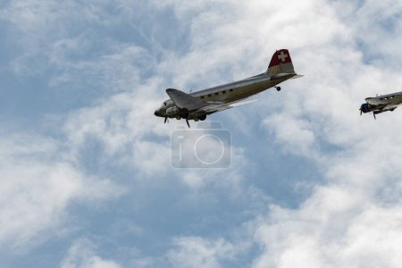 Foto de Speck-Fehraltorf, Zurich, Suiza, 1 de julio de 2023 Douglas DC-3C and Beechcraft Model 18 twin beech historic classic formation during an air show - Imagen libre de derechos
