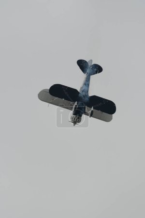 Foto de Speck-Fehraltorf, Zurich, Suiza, 2 de julio de 2023 N-150EK Waco Typ YMF-5 historic acrobatic double decker aircraft is performing during an air display - Imagen libre de derechos