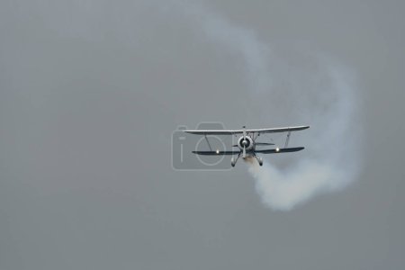 Foto de Speck-Fehraltorf, Zurich, Suiza, 2 de julio de 2023 N-150EK Waco Typ YMF-5 historic acrobatic double decker aircraft is performing during an air display - Imagen libre de derechos