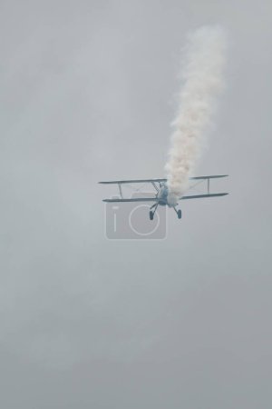 Téléchargez les photos : Speck-Fehraltorf, Zurich, Suisse, 2 juillet 2023 Le Boeing E-75 de HB-RBG Stearman, un avion historique à deux étages, effectue des performances lors d'un spectacle aérien - en image libre de droit
