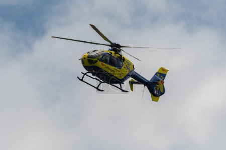 Foto de Speck-Fehraltorf, Zurich, Suiza, 2 de julio de 2023 HB-ZSJ Ambulancia alpina Airbus EC-135 helicóptero visitación durante un espectáculo aéreo - Imagen libre de derechos