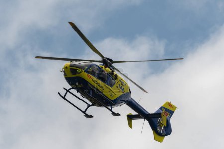 Foto de Speck-Fehraltorf, Zurich, Suiza, 2 de julio de 2023 HB-ZSJ Ambulancia alpina Airbus EC-135 helicóptero visitación durante un espectáculo aéreo - Imagen libre de derechos