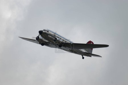 Téléchargez les photos : Speck-Fehraltorf, Zurich, Suisse, 2 juillet 2023 N-431HM Douglas DC-3C Historique des performances des vieux avions lors d'un affichage aérien - en image libre de droit