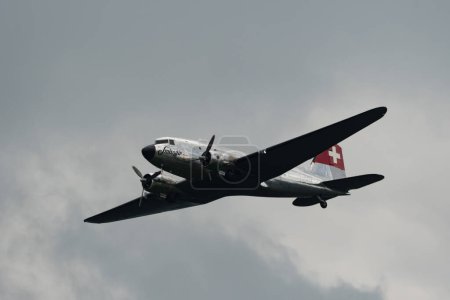 Téléchargez les photos : Speck-Fehraltorf, Zurich, Suisse, 2 juillet 2023 N-431HM Douglas DC-3C Historique des performances des vieux avions lors d'un affichage aérien - en image libre de droit