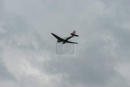 Foto de Speck-Fehraltorf, Zurich, Suiza, 2 de julio de 2023 N-431HM Douglas DC-3C historical old aircraft performance during an air display - Imagen libre de derechos