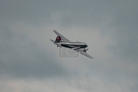 Foto de Speck-Fehraltorf, Zurich, Suiza, 2 de julio de 2023 N-431HM Douglas DC-3C historical old aircraft performance during an air display - Imagen libre de derechos