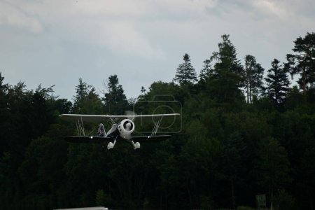 Foto de Speck-Fehraltorf, Zurich, Suiza, 2 de julio de 2023 N-150EK Waco Tym YMF-5 avión histórico de dos pisos está despegando de un pequeño aeródromo - Imagen libre de derechos