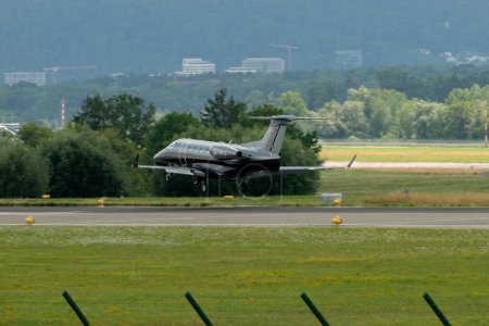 Téléchargez les photos : Zurich (Suisse), le 13 juillet 2023 L'avion HB-VAJ Embraer Phenom 300E atterrit sur la piste 14 - en image libre de droit