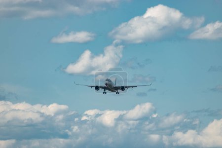 Téléchargez les photos : Zurich (Suisse), le 13 juillet 2023 A7-AML Qatar Airways Airbus A350-941 atterrit sur la piste 14 - en image libre de droit