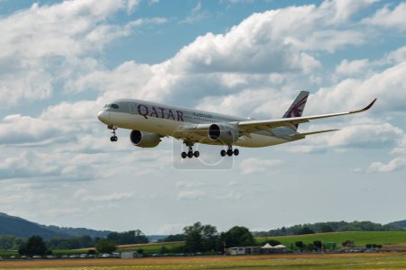Téléchargez les photos : Zurich (Suisse), le 13 juillet 2023 A7-AML Qatar Airways Airbus A350-941 atterrit sur la piste 14 - en image libre de droit