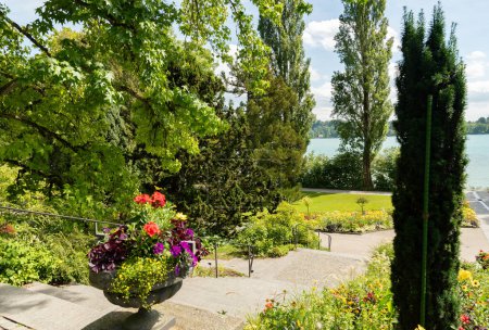 Téléchargez les photos : Mainau, Allemagne, 20 juillet 2023 Vue imprenable sur le lac de Constance depuis un magnifique parc par une journée ensoleillée - en image libre de droit