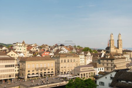 Téléchargez les photos : Zurich, Suisse, 17 juin 2023 Vue majestueuse sur le centre-ville avec l'église Munster en arrière-plan - en image libre de droit