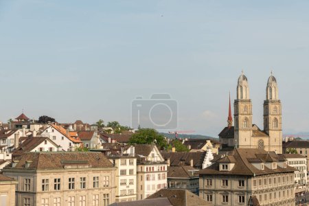 Téléchargez les photos : Zurich, Suisse, 17 juin 2023 Vue majestueuse sur le centre-ville avec l'église Munster en arrière-plan - en image libre de droit