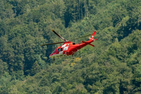Téléchargez les photos : Mollis (Suisse), le 18 août 2023 HB-ZRZ REGA Agusta Westland AW109SP hélicoptère de sauvetage aérien dans les Alpes - en image libre de droit