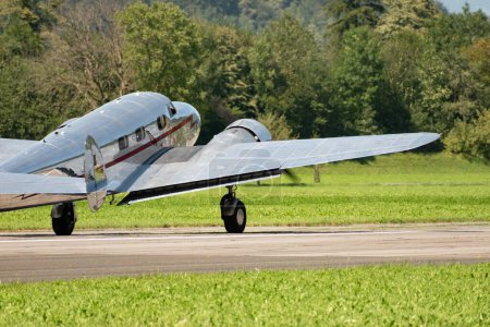 Téléchargez les photos : Mollis (Suisse), le 18 août 2023 NC-18125 Lockheed Modèle 12 L'avion historique Electra Junior circule sur la piste - en image libre de droit