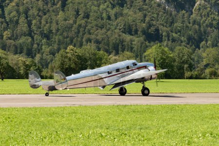 Foto de Mollis, Suiza, 18 de agosto de 2023 NC-18125 Lockheed Model 12 Electra Junior historic aircraft is taxiing on the runway - Imagen libre de derechos