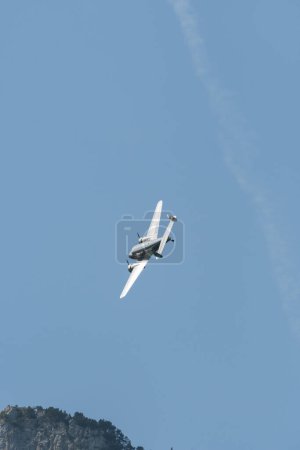 Foto de Mollis, Suiza, 18 de agosto de 2023 NC-18125 Lockheed Model 12 Electra Junior aircraft is performing during an air show - Imagen libre de derechos