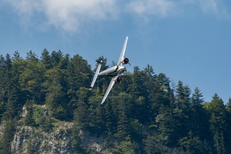 Foto de Mollis, Suiza, 18 de agosto de 2023 NC-18125 Lockheed Model 12 Electra Junior aircraft is performing during an air show - Imagen libre de derechos