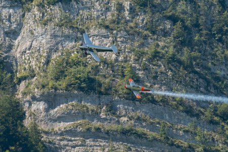 Foto de Mollis, Suiza, 18 de agosto de 2023 Lockheed Model 12 Electra Junior y un avión Pilatus P-3-05 en vuelo de formación durante un espectáculo aéreo - Imagen libre de derechos