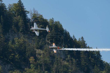Téléchargez les photos : Mollis (Suisse), le 18 août 2023 Lockheed modèle 12 Electra Junior et un Pilatus P-3-05 en vol de formation lors d'un spectacle aérien - en image libre de droit