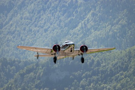 Téléchargez les photos : Mollis (Suisse), le 18 août 2023 NC-18125 Lockheed Modèle 12 L'avion historique Electra Junior décolle de la piste 01 - en image libre de droit