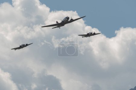 Téléchargez les photos : Mollis (Suisse), le 18 août 2023 Douglas DC-3C et Beechcraft Model 18 performances nostalgiques lors d'un spectacle aérien - en image libre de droit