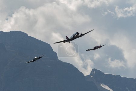 Foto de Mollis, Suiza, 18 de agosto de 2023 Douglas DC-3C and Beechcraft Model 18 nostalgic aircraft performance during an air show - Imagen libre de derechos