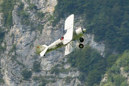 Téléchargez les photos : Mollis, Suisse, 18 août 2023 HB-RBG Boeing E75 Stearman historic double decker aircraft performance during an air show - en image libre de droit