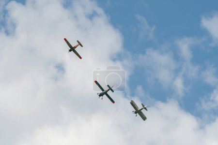 Téléchargez les photos : Mollis (Suisse), le 18 août 2023 Boeing E75 Stearman avec un Dornier 27 et un Pilatus P-3-05 en vol de formation lors d'un spectacle aérien - en image libre de droit
