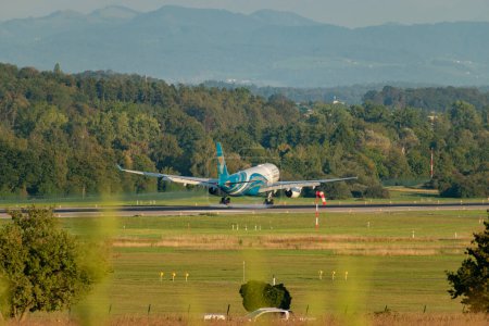 Téléchargez les photos : Zurich (Suisse), le 6 septembre 2023 A4O-DC Oman Air Airbus A330-243 arrive sur la piste 14 - en image libre de droit