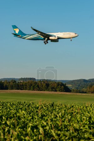 Téléchargez les photos : Zurich (Suisse), le 6 septembre 2023 A4O-DC Oman Air Airbus A330-243 arrive sur la piste 14 - en image libre de droit