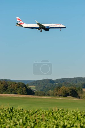 Foto de Zurich, Suiza, 6 de septiembre de 2023 G-LCAE British Airways Embraer E190-LR avión está aterrizando en la pista 14 - Imagen libre de derechos