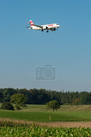 Foto de Zurich, Suiza, 6 de septiembre de 2023 HB-JBB Aerolíneas internacionales suizas Bombardier CS-100 o Airbus A220 aterrizan en la pista 14 - Imagen libre de derechos