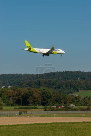 Foto de Zurich, Suiza, 6 de septiembre de 2023 YL-ABJ Air Baltic Airbus A220 o Bombardier CS-300 están llegando a la pista 14 - Imagen libre de derechos