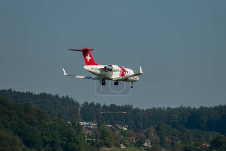 Foto de Zurich, Suiza, 6 de septiembre de 2023 HB-JWB REGA ambulancia aérea suiza Bombardero Challenger 650 llegada de aviones en la pista 14 - Imagen libre de derechos