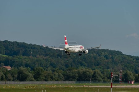 Foto de Zurich, Suiza, 6 de septiembre de 2023 HB-JCS Swiss international airlines Bombardier CS-300 or Airbus A220 aircraft on its final approach to runway 14 - Imagen libre de derechos