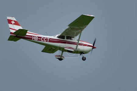 Foto de Aeropuerto de Altenrhein, Saint Gallen, Suiza, 12 de septiembre de 2023 HB-CCT Reims Cessna F172N Skyhawk en su aproximación final a la pista 28 - Imagen libre de derechos