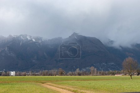 Téléchargez les photos : Ruggell, Liechtenstein, 10 mars 2023 Paysage naturel par temps nuageux dans la vallée du Rhin - en image libre de droit
