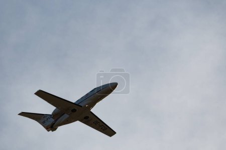 Téléchargez les photos : Zurich (Suisse), le 4 janvier 2024 OE-FCB Cessna 510 Citation Un avion d'affaires Mustang quitte la piste 32 - en image libre de droit