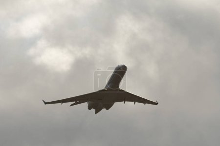 Foto de Zurich, Suiza, 4 de enero de 2024 LX-JNC Bombardier Global 6000 XRS aircraft departure from runway 32 - Imagen libre de derechos