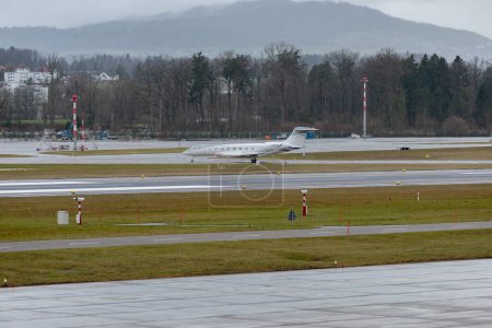 Téléchargez les photos : Zurich, Suisse, 18 janvier 2024 I-SEAO Snam Servizi Aerei Gulfstream G650ER aircraft is taxiing in the rain during the world economic forum in Davos - en image libre de droit