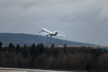 Téléchargez les photos : Zurich, Suisse, le 18 janvier 2024 9H-CAA Avcon Jet Malta Gulfstream G650 décollera de la piste 28 après le forum économique mondial de Davos - en image libre de droit