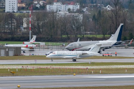 Téléchargez les photos : Zurich, Suisse, le 17 janvier 2024 C-FCDE Skyservice Aviation d'affaires Bombardier Challenger 605 roule au sol pendant le forum économique mondial à Davos - en image libre de droit