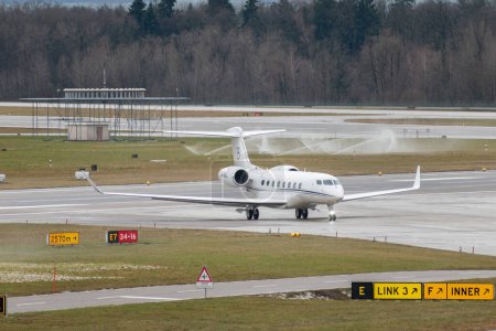 Téléchargez les photos : Zurich, Suisse, le 17 janvier 2024 L'avion XA-BAL Gulfstream G650 roule un jour de pluie lors du forum économique mondial à Davos - en image libre de droit