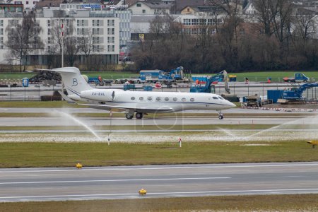 Téléchargez les photos : Zurich, Suisse, le 17 janvier 2024 L'avion XA-BAL Gulfstream G650 roule un jour de pluie lors du forum économique mondial à Davos - en image libre de droit