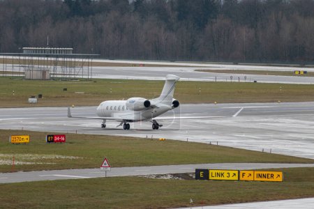 Téléchargez les photos : Zurich, Suisse, 17 Janvier 2024 N-50NP Gulfstream G500 aircraft is taxiing in the rain during the world economic forum in Davos - en image libre de droit