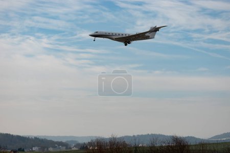 Téléchargez les photos : Zurich, Suisse, le 16 janvier 2024 A7-CGI Qatar Executive Gulfstream G650ER aircraft on its final approach to runway 14 during the world economic forum in Davos - en image libre de droit