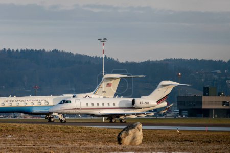 Téléchargez les photos : Zurich, Suisse, le 16 janvier 2024 CS-CHB Net Jets Europe Bombardier Challenger 350 stationnera devant un avion Gulfstream C-37B de la United States Air Force lors du forum économique mondial à Davos - en image libre de droit